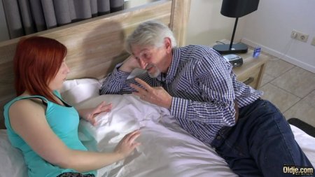 Старичок оказался умелым пикапером и развел родную внучку