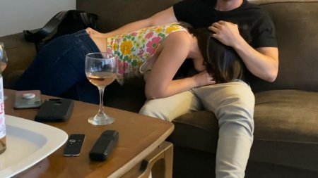 Бокал винца снял блоки и парочка устроила жаркий перепих