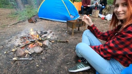 Дала парню недалеко от костра