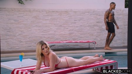 Милфа решила проверить пушку в штанах негра