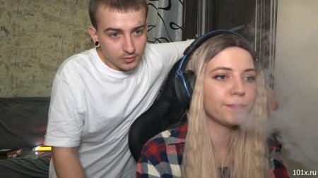 Прокатил на члене подругу жены пока она играла на компе