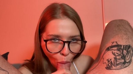 Очкастая подруга брата знатная давалка